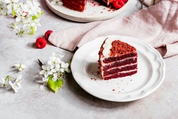 Molten red velvet cake